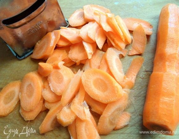 Морковку нашинковать тонкими слайсами.