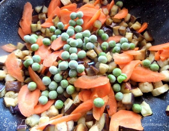 Далее к овощам бросила горошек замороженный.