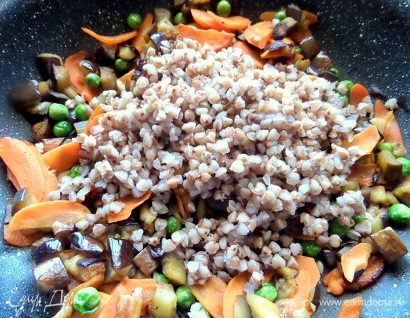 Гречку отварить заранее и перенести к овощам.
