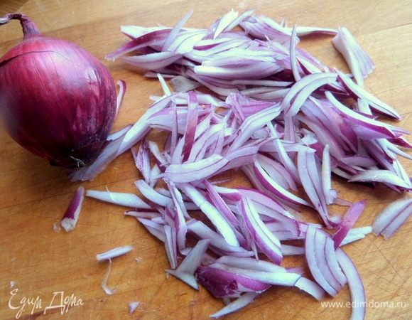 Нашинковать тонко лук.