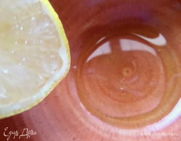 Смешать масло и лимонный сок.