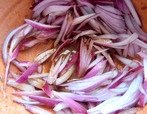 Высыпать в состав лук. Оставить промариноваться на пару минут или больше.