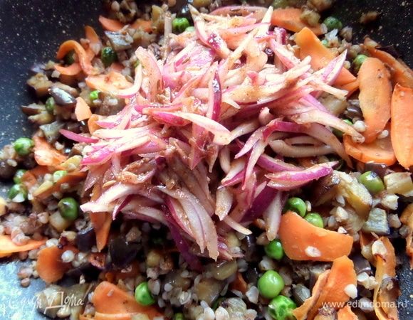 К тёплым овощам перенести маринованный лук.