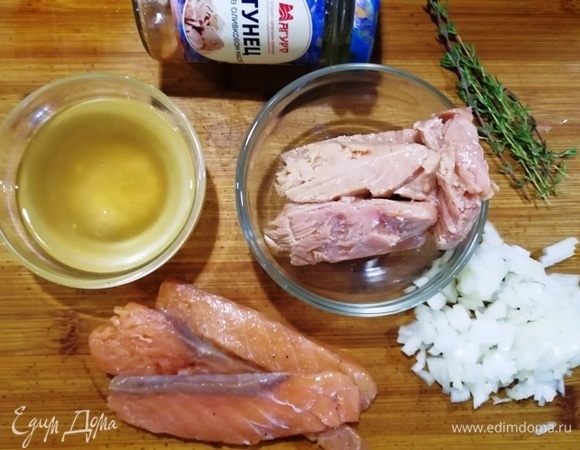 Основные ингредиенты для котлет. Из баночки тунца в оливковом масле ТМ «Магуро» сливаем масло (для соуса и для теста). Лук нарезаем, филе семги (у меня домашнее слабосоленое) подготавливаем. Возьмем несколько веточек тимьяна.
