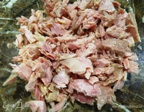 Тунец разбираем на волокна.