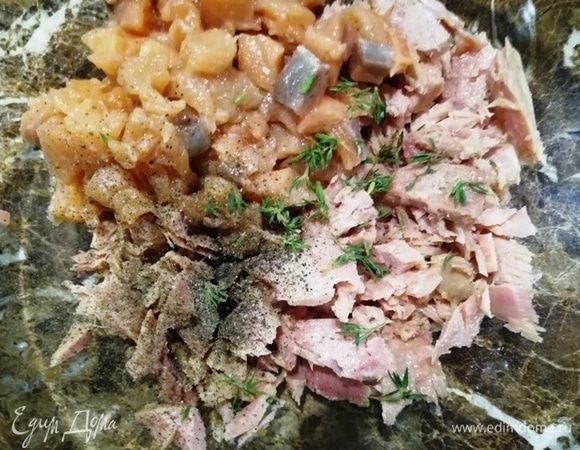 Семгу нарезаем мелким кубиком, добавляем к тунцу, солим и перчим по вкусу, добавляем листики тимьяна. Добавляем белок 1 яйца. Перемешиваем.