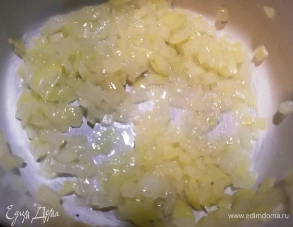 Репчатый лук нарезаем и обжариваем в оливковом масле от тунца ТМ «Магуро» до мягкости.