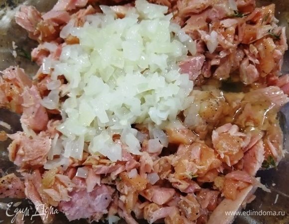 Добавляем лук к рыбному фаршу. Перемешиваем.