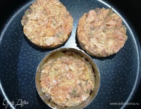 При помощи кулинарного кольца выкладываем котлеты в форму для запекания.