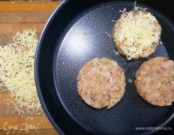 Посыпаем котлеты натертым сыром и запекаем при 180°C в течение 10 минут.