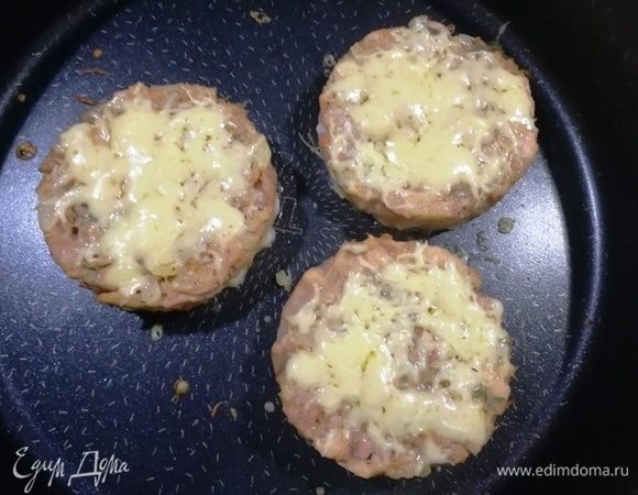 Готовые котлеты вынимаем из духовки.