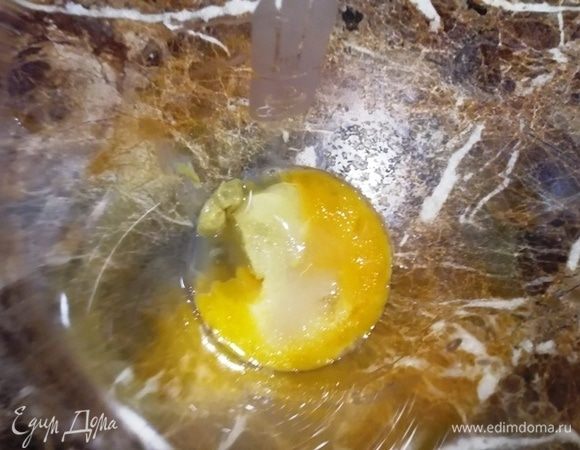 Пока готовились котлеты, приготовили майонез. В емкость кладем желток 1 яйца, вливаем лимонный сок, добавляем горчицу. Смешиваем погружным блендером.