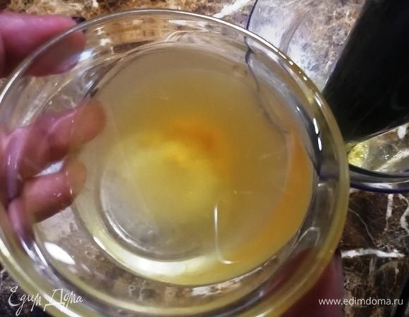 Не переставая взбивать, добавляем оливковое масло от тунца. Посолим и поперчим по вкусу.