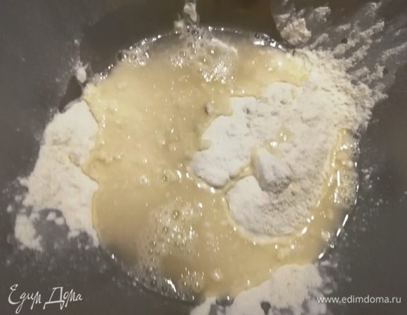 Приготовим тесто. Смешаем воду, муку, масло оливковое и соль.