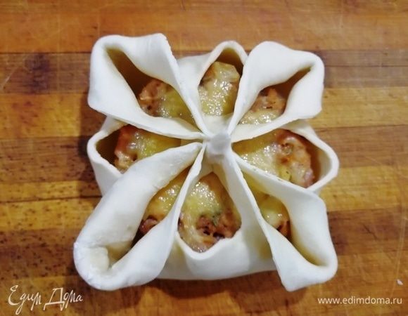 4 края выгибаем наружу. Смачиваем водой и посыпаем кунжутом.