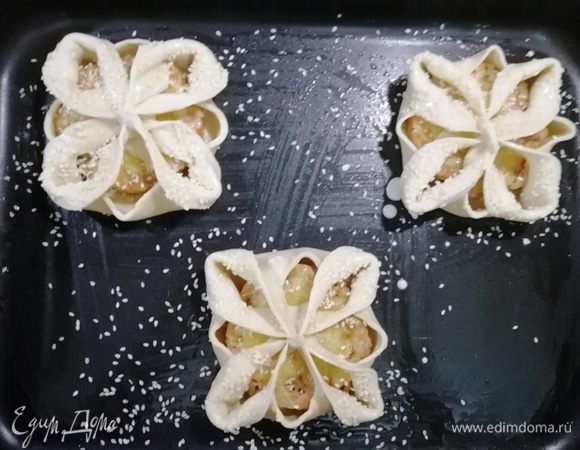 Перекладываем заготовки на противень, смазанный сливочным маслом. Запекаем при 200°С в течение 10 минут до румяности.