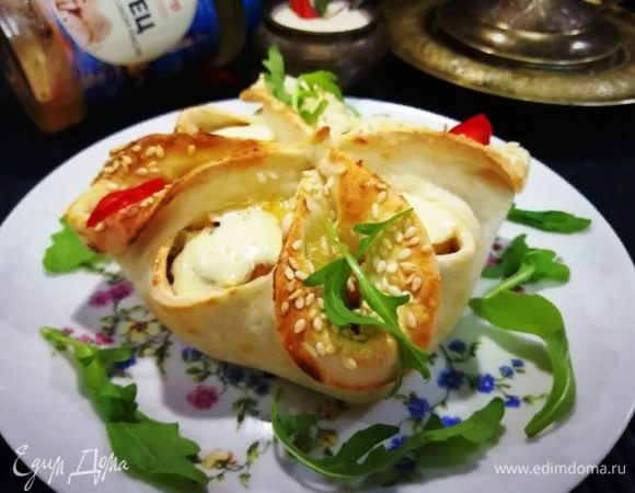 Подаем порционно. Украсив домашним майонезом и зеленью.