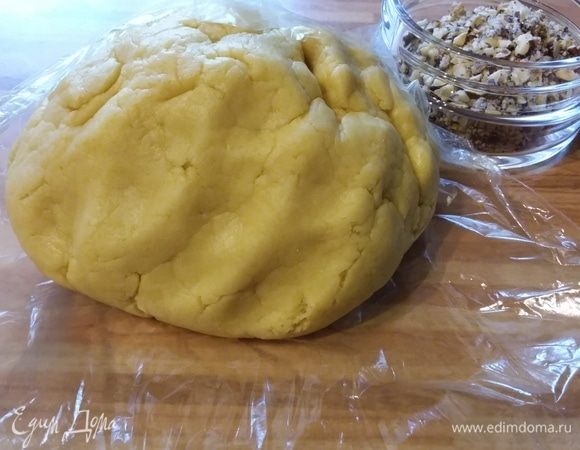 Замесить мягкое гладкое тесто. Обернуть в пленку и оставить на 20 мин. на отдых. За это время мелко порубить орехи и смешать их с сахаром.
