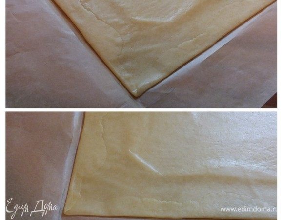 Противень выстлать пергаментной бумагой. Духовку разогреть до 170°C. На втором листе пергамента начертить шаблон 30 × 30 см. Тесто разделить на 3 равные части (у меня 4, но площадь немного меньше). Раскатать первый корж. На фото я покажу, как удобно подравнивать края. Пергамент загнуть по шаблону и пройтись по шву скалкой, отогнуть пергамент и так проделать с каждой стороны.