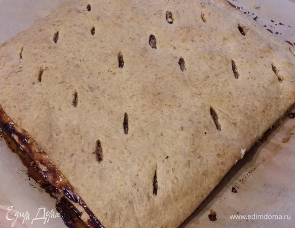 Выпекать пирог 45–50 минут, затем его полностью остудить.