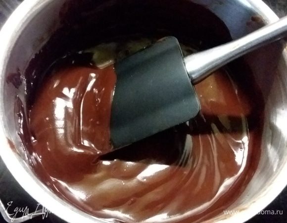 Для глазури растопить шоколад с маслом и сливками, вымешать до гладкости,