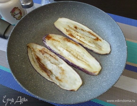 Баклажаны нарезать на пластинки толщиной 0,5–1 см. Обжарить до золотистого цвета.
