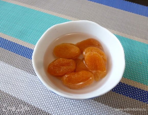 Курагу, если она твердая, замочить в теплой воде.