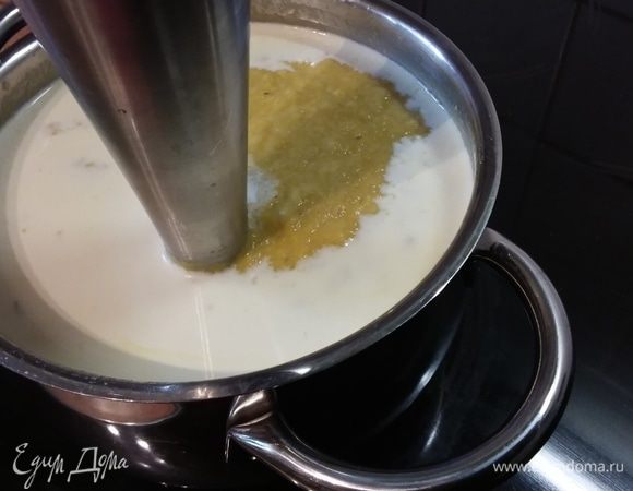 В кастрюлю выложить овощи, добавить сладкую паприку и овощной бульон и пюрировать погружным блендером до кремовой консистенции. Добавить сметану (я использовала сливки) и прогреть. Попробовать на соль и перец.