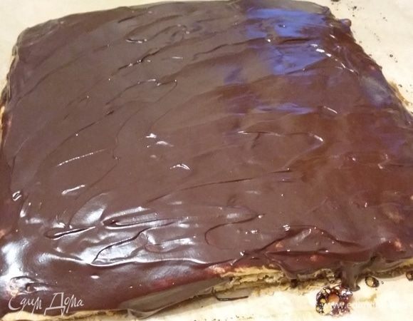 Чуть остудить и залить равномерно поверхность. Когда глазурь схватится, разрезать пирог на пирожные.