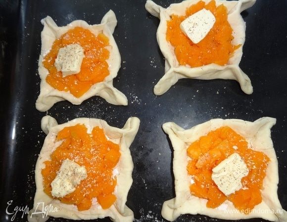 В каждую слойку выложить нарезанную тыкву, посолить, положить по кусочку сливочного масла и натереть мускатного ореха. Поставить противень со слойками в духовку, разогретую до 200°C, и выпекать 10–15 мин.