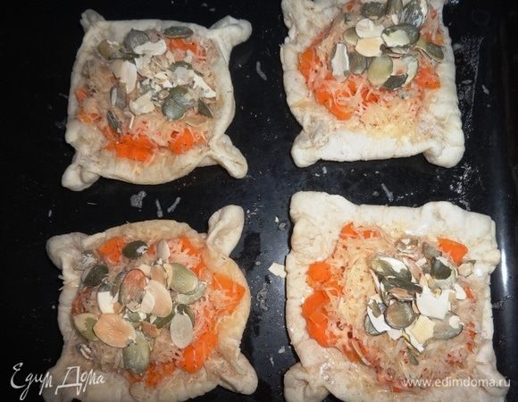 Вытащить противень из духовки. Каждую слойку посыпать сыром и тыквенными семечками ТМ «Сёмушка». Поставить противень в духовку и подержать несколько минут до расплавления сыра.