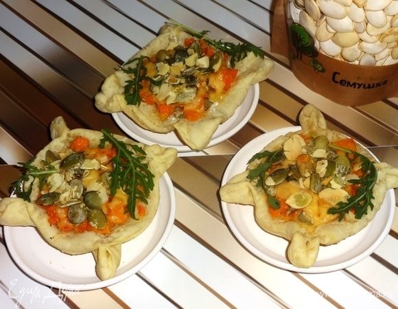 Наши вкусные и полезные слойки готовы! Вытащить их из духовки, выложить на тарелку. Украсить любой зеленью по желанию. Разлить по чашкам горячий чай и наслаждаться утренней трапезой. Всем удачного дня!