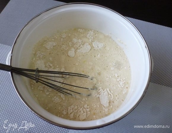 Приготовить тесто для блинчиков из указанных ингредиентов. Дать постоять минут 10–15. В конце добавить растительное масло.