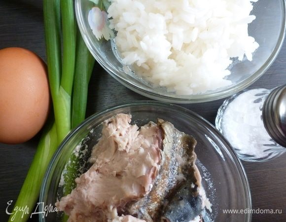 Подготовить продукты для начинки. Рис у меня остался со вчерашнего дня, от ужина. С консервы слить жидкость и разобрать на кусочки. Яйцо и зеленый лук нарезать.