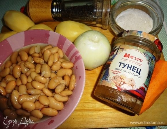 Подготовить продукты для приготовления супа. Лук, морковь, картофель почистить, вымыть, обсушить. С фасоли слить жидкость.