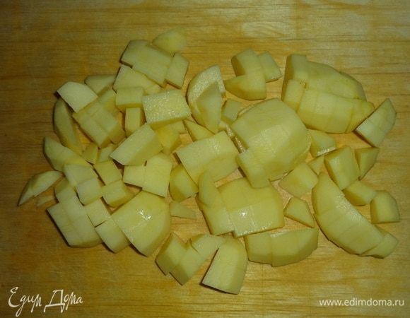 Картофель нарезать средними кусочками.