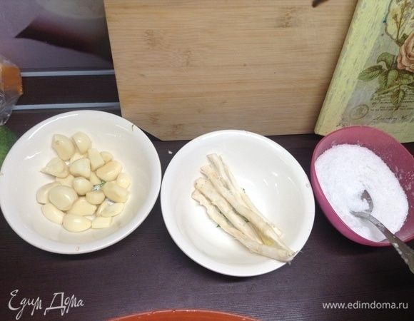 Пока замачивались рыжики, чеснок начистили, корень хрена, соль приготовили.