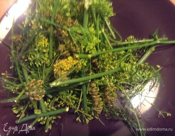 И укроп свежий, конечно же, помыли, нарезали, кипятком ошпарили. Все готово:)