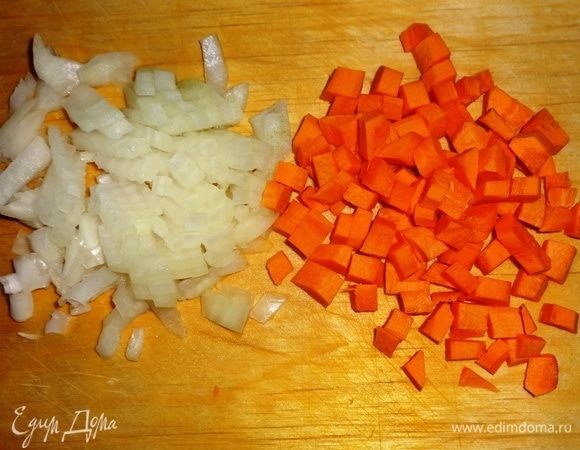 Лук и морковь нарезать мелкими кубиками.