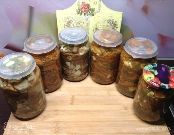 Как постояли в тепле, банки прокалили в духовке и плотно в каждую переложили, также по ходу утрамбовывая, сверху чуть место оставьте и долейте выделившимся за сутки рассолом, чтобы грибочки на воздух не выходили, ну, и крышкой. Протерли баночки и в холодильник. Да. Рассол останется, так вы его в баночку, и пусть в холодильнике еще постоит денек. На завтра проверите банки, где уровень рассола упадет, откройте и долейте.