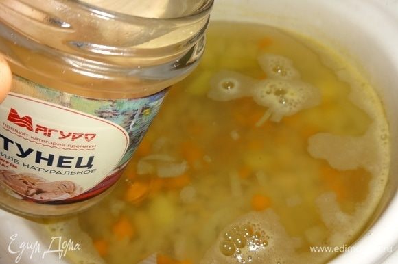 Открыть банку с консервированным филе тунца ТМ «Магуро». Сок из банки вылить в кастрюлю с супом. Также выложить в суп консервированную белую фасоль.