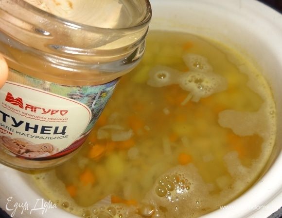 Открыть банку с консервированным филе тунца ТМ «Магуро». Сок из банки вылить в кастрюлю с супом. Также выложить в суп консервированную белую фасоль.