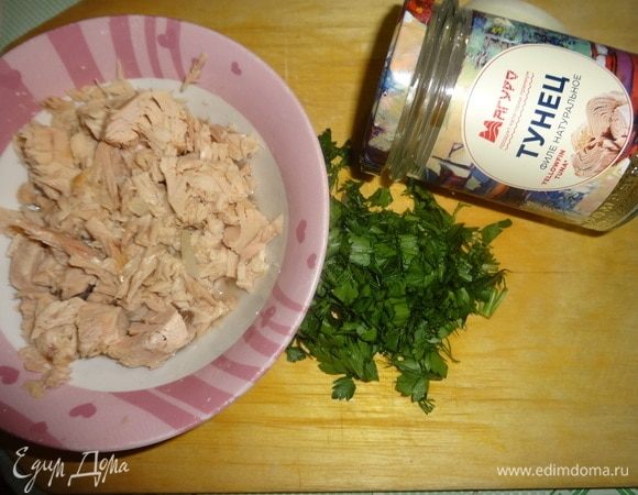 Филе тунца выложить в миску и разделить на мелкие кусочки. Петрушку вымыть, обсушить и мелко нарезать. Положить филе и петрушку в суп. Посолить по вкусу, поперчить. Влить оливковое масло. Варить 3–4 мин. и выключить огонь. Дать супу настояться 10–15 мин.