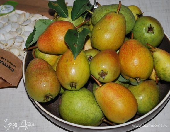 Подготовим груши. У меня примерно из 5 кг груш получилось 3 кг очищенных груш без кожуры и сердцевины.