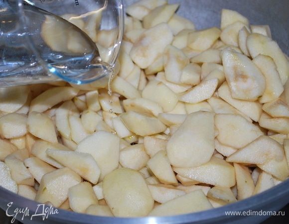 Почищенные и нарезанные груши складываем в кастрюлю с толстым дном, наливаем 100 мл воды, чтобы они не пригорели, и тушим примерно 30 минут.