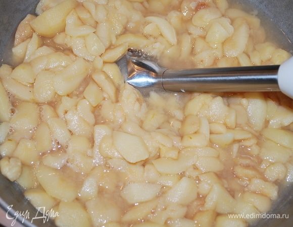 Кардамон достаем и блендером пюрируем грушу.