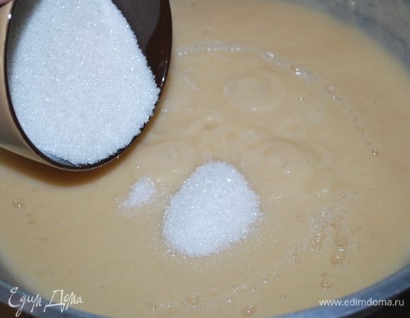 Добавляем сахар и увариваем пюре в течение часа. Можно вместо сахара добавить мед.