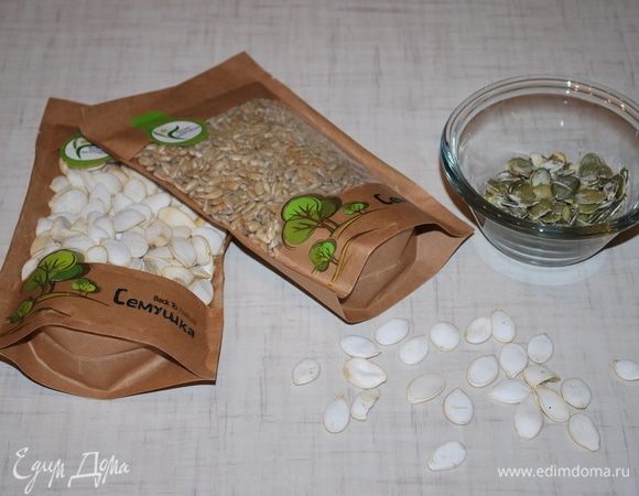 Пюре уваривается, подготовим семечки. Семечки ТМ «Семушка» у меня неочищенные, я их почистила.