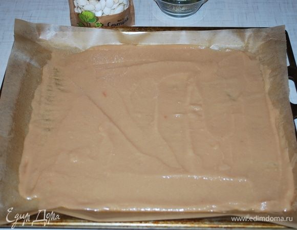 Пюре наносим на пергамент примерно слоем 0,5 см.