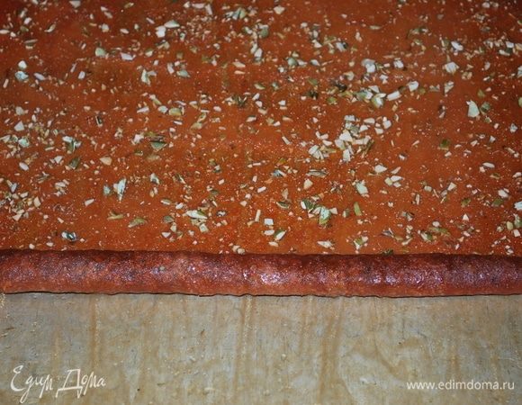 Сворачиваем пастилу в теплом виде.